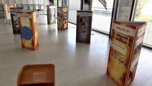 Ein Raum mir Fensterfront und sechs Aufstellern mit jeweils drei Seiten der Ausstellung "Schau hin" von Phoenix